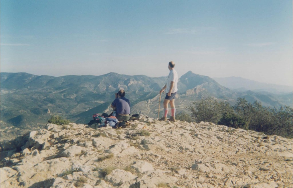 Alfonso y Paco en la cima de la Silla del Cid, 1.127 mts., detrás la Sierra del Maigmó
